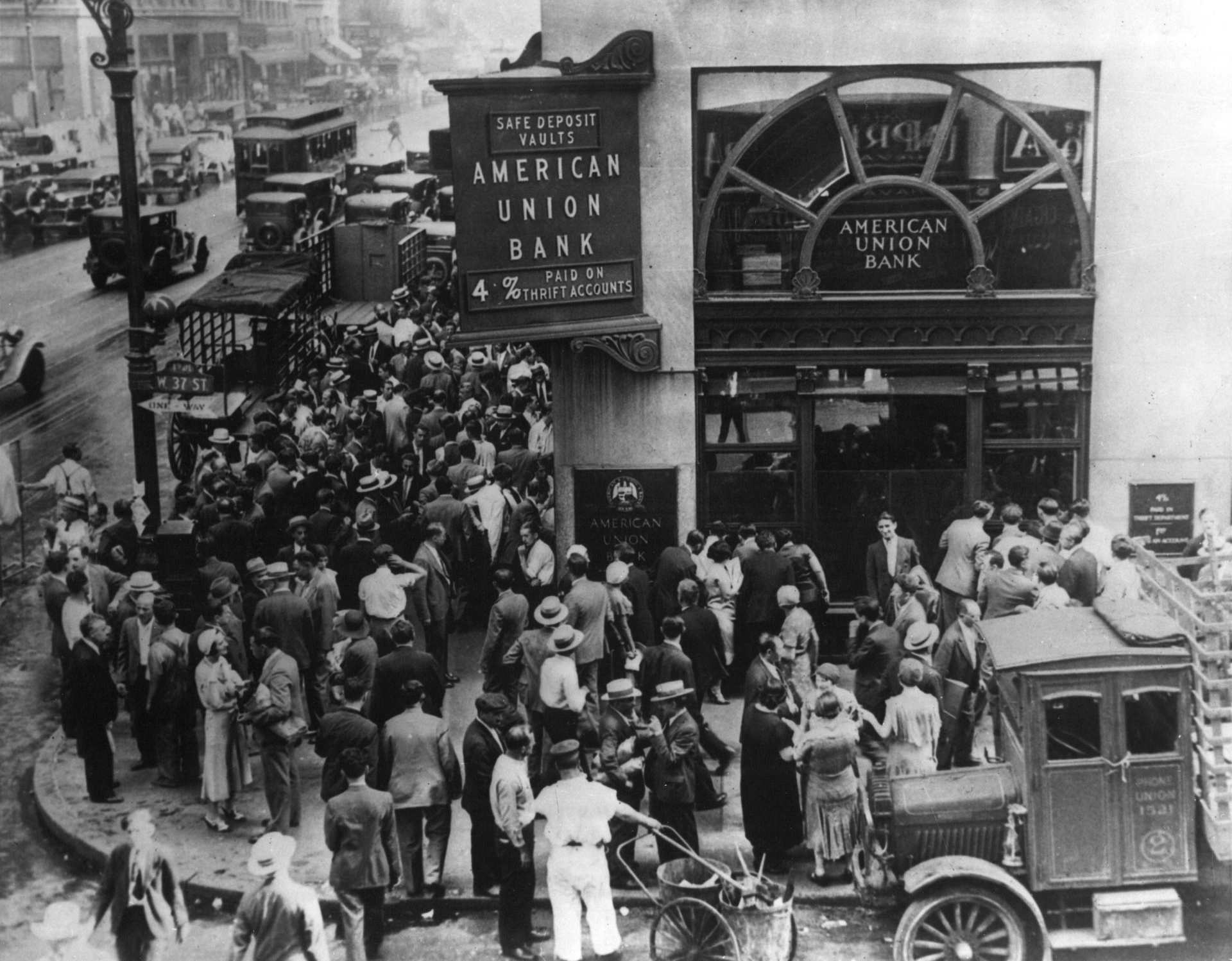 What a bank run is — when everyone wants their money at once